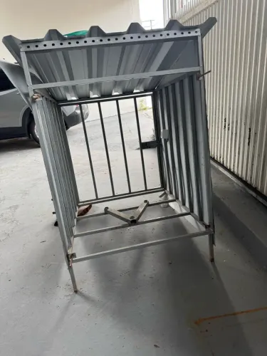 Vendo casinha de ferro