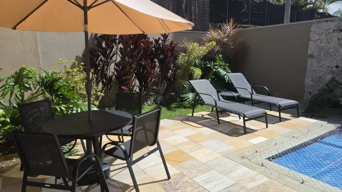 Kit piscina e área externa - Espreguiçadeira e mesa