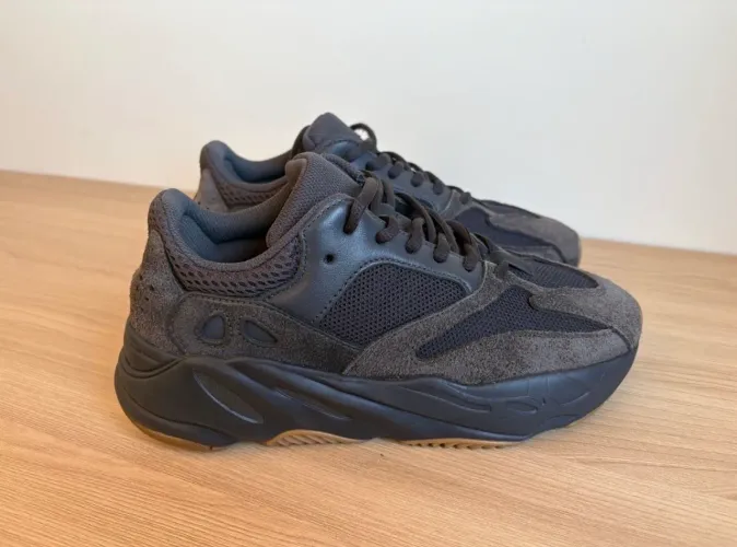 Tênis Adidas Yeezy 700