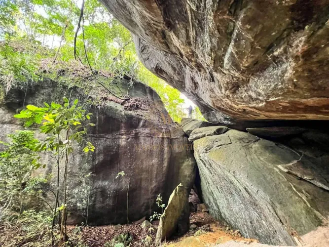 Gruta, cascata, mata e área de construção - Pedra Azul