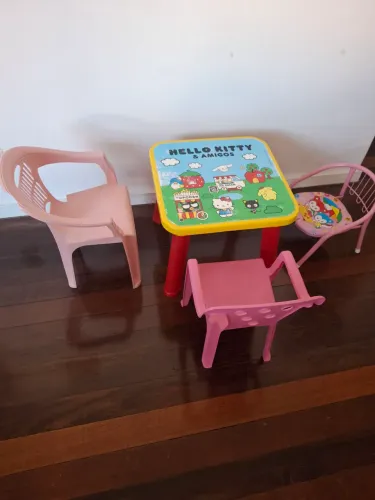 Mesa e cadeiras