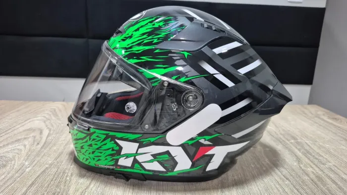 VENDO CAPACETE KYT. IDEAL PARA MODELOS KAWASAKI ! GRAFISMOS ESPORTIVO VERDE/PRETO.