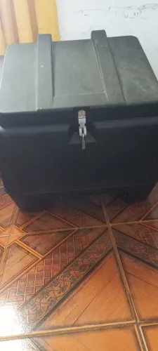 Vendo Bau usado semi novo 80 litros com suporte.