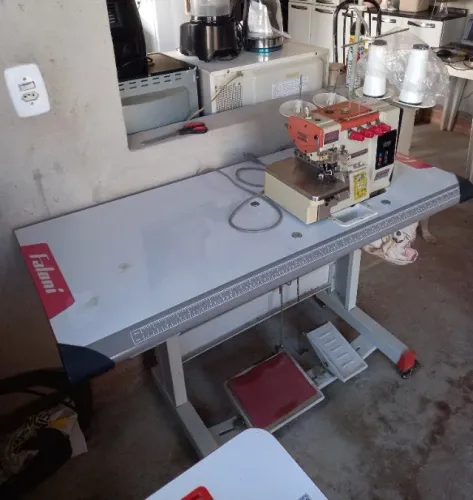 Vende-se duas máquinas de costura: uma overlock e outra reta, com motor direct drive.