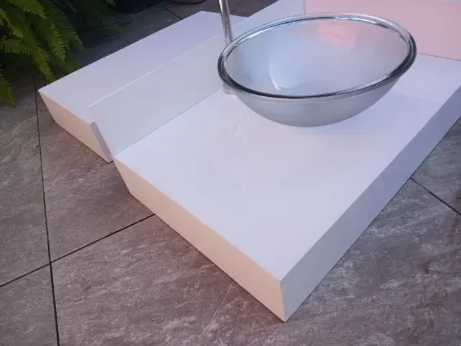 Bancadas de banheiro brancas
