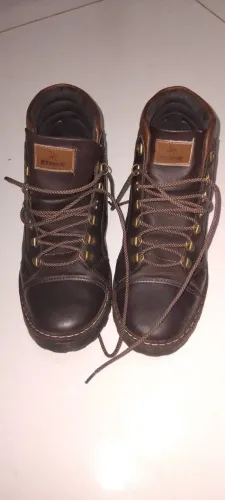 ? BOTA STRIKE COURO <br>? Tamanho 42