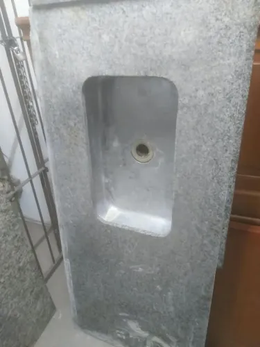 Pia com bancada e rodopia