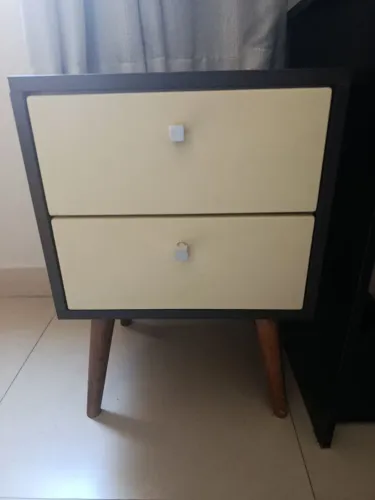 Duas mesas de cabeceira