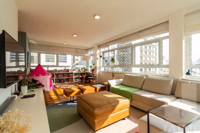 Apartamento reformado, amplo ,com 4 dormitórios e 3 banheiros