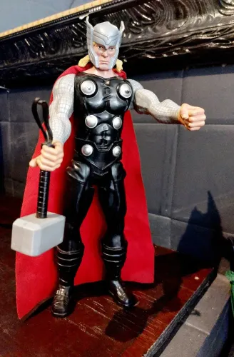 Vendo boneco colecionável Thor - 30 cm de altura