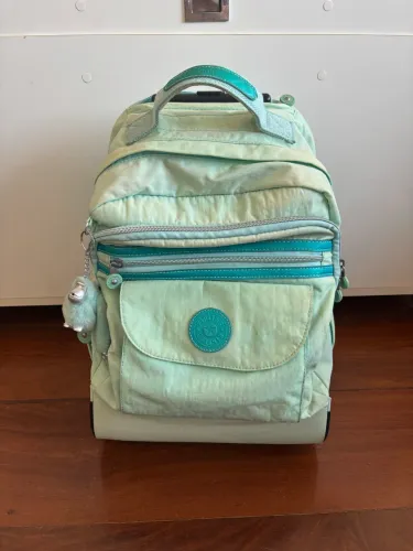 mochila kipling com rodinhas e alça verde-água