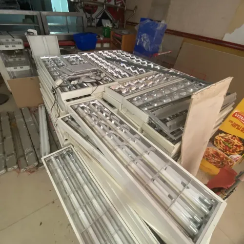 Calha luminária comercial com lâmpada de Led