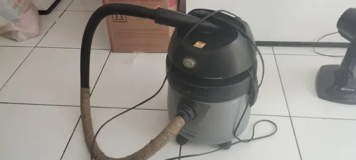 Aspirador Electrolux A10 smart funcionando 