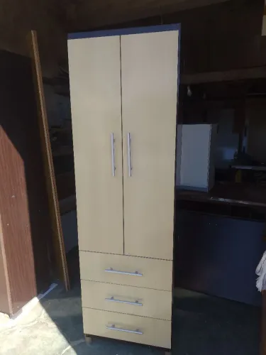 Guarda roupa com pés 