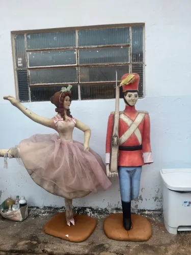 Escultura de bailarina e soldadinho de chumbo