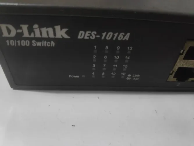 switch de rede D-Link, modelo DES-1016A, com 16 portas 10/100 Mbps.