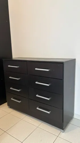 Cômoda preta com 8 gavetas