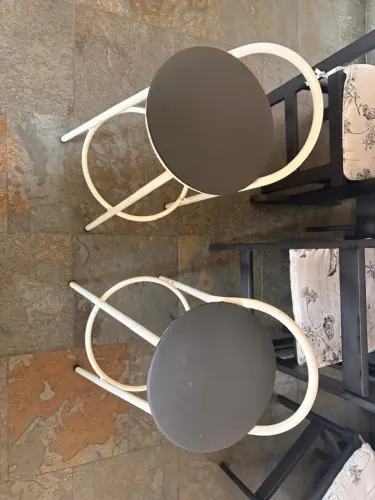 2 banquetas brancas de ferro com acento preto em ótimo estado