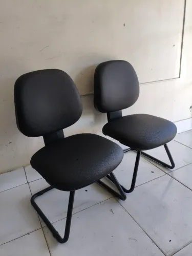 cadeira escritório fixa em courino novo.