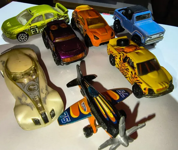 Kit 6 carrinhos e um avião hot wheels