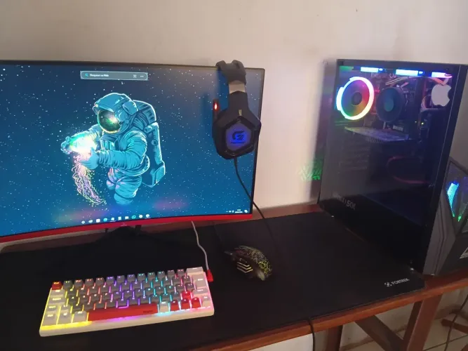 PC gamer bem conservado, só não vai à mesa.