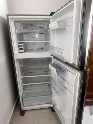 Vendo geladeira Electrolux IF55S, inox, 220V, comprada em 2020.