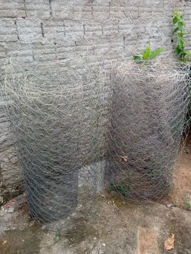 Vendo 40m de Tela mangueirão + 120m de Arame farpado
