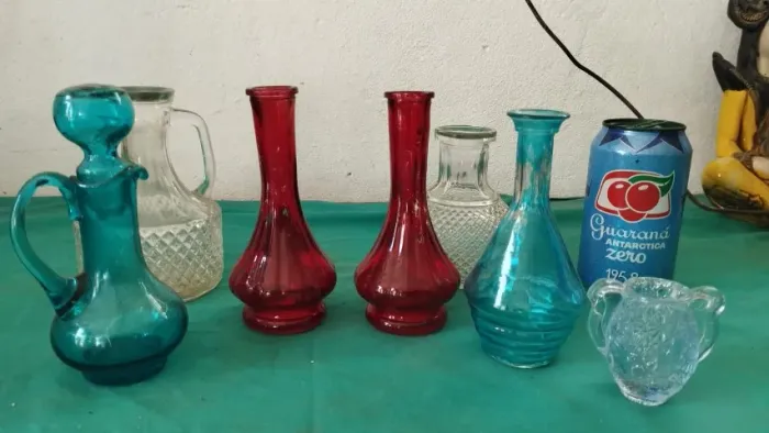 Antigo conjunto de garrafas retrôs, galheteiro e licoreiras