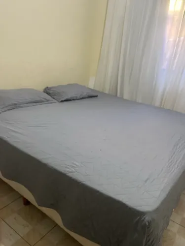 Cama king completa e confortável