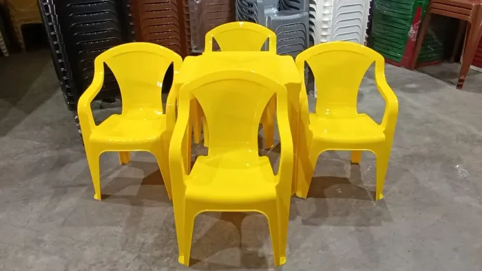 Jogo de mesa e cadeiras plástica cor amarela