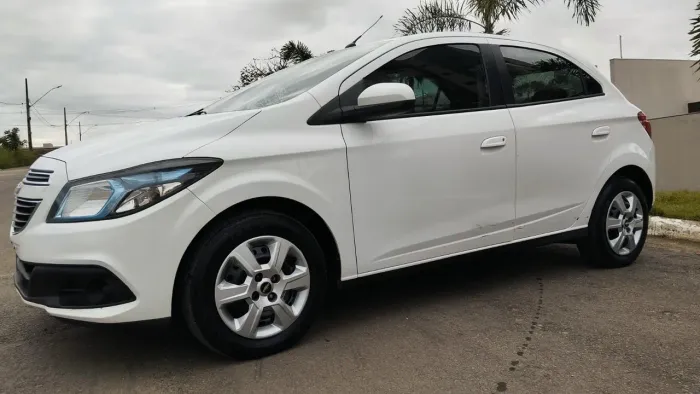 Chevrolet Onix Hatch LT 1.4 8V Flex Power Mec. 4P 2014