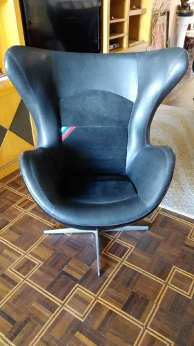 Poltrona Egg Giratória em Couro