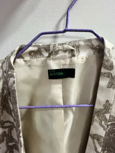 Blazer Benetton Jacquard Floral Off-White e Dourado