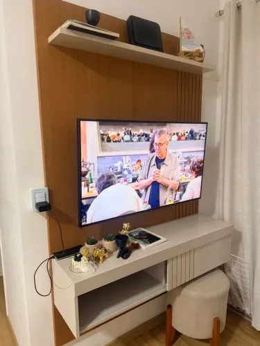 Painel tv para Tv pequena ou média cor bege com detalhes 