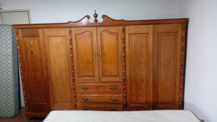 Guarda roupa madeira maciça desenhada a mão