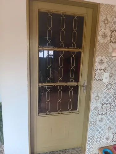 Vende se porta de sala com postigo.