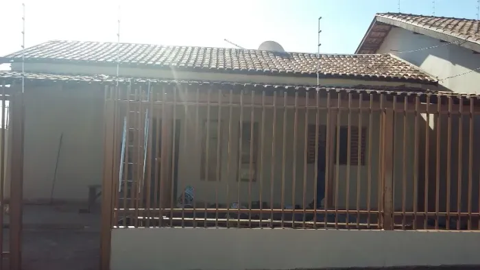 Aluga-se cs contendo três quartos no Bairro Isabel Garden próxima ao Atacadão da Coronel 