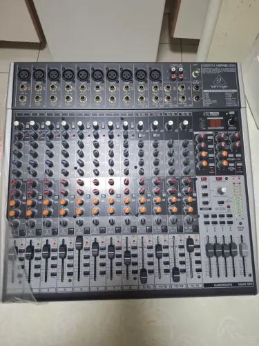 Mesa de Som Behringer Xenyx X2442USB - Ótimo Estado