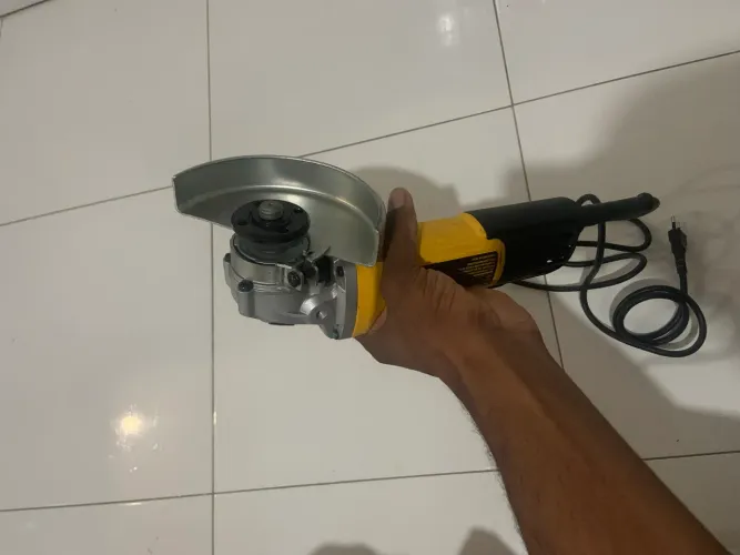 Esmerilhadeira Angular 4.1/2 pol. (115mm) DWE750-BR 750W 110V DeWalt