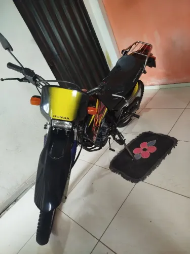 Honda XR 200 R 2001 em dia