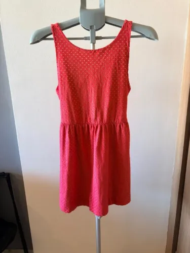 vestido rosa acinturado