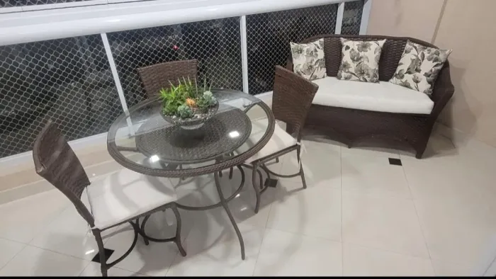 Mesa, cadeiras e sofá de vime