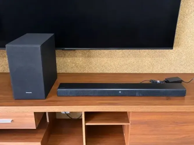 Soundbar Samsung HW-T555 320wrms com subwoofer com conexão sem fio