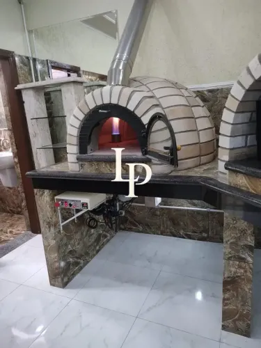 Salão perfeito para montar uma pizzaria, já possui 3 fornos de pizza e bancada completo pa