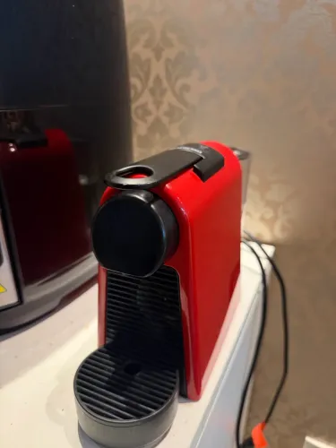 Cafeteira Nespresso Essenza Mini Vermelha.