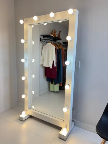 Espelho grande com iluminação