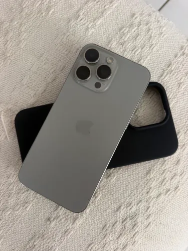 Vendo iPhone 15 Pro Max 256g com carregador , capinha e nota fiscal . Valor 3.850$
