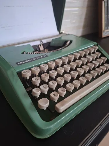 Máquina de Escrever Olivetti Lettera 82 Verde com Maleta Original