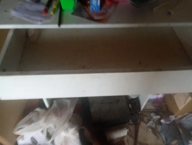 Vendo mesinha usada de uma gaveta para realizar um sonho 