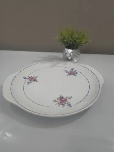 Vende-se Prato de porcelana vintage com abas